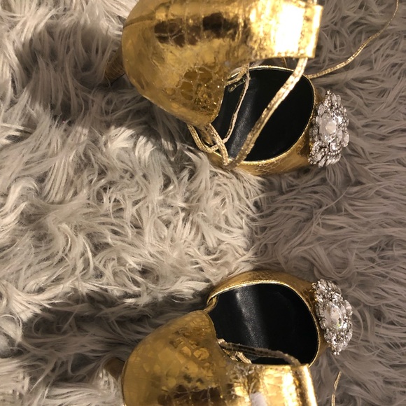 Jennifer Lee gold heels - Picture 6 of 7